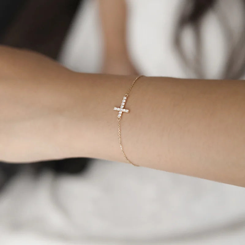 "Divine Cross" ✨ Pulsera Minimal con Cruz de Cristales