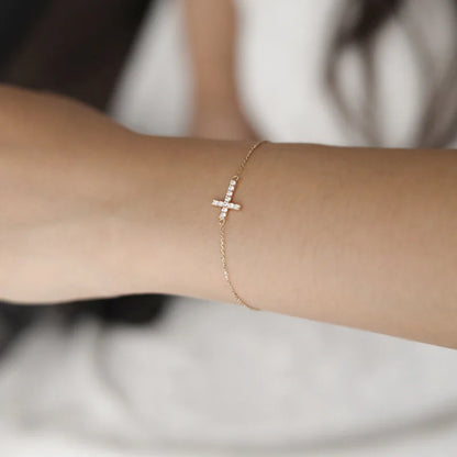 "Divine Cross" ✨ Pulsera Minimal con Cruz de Cristales