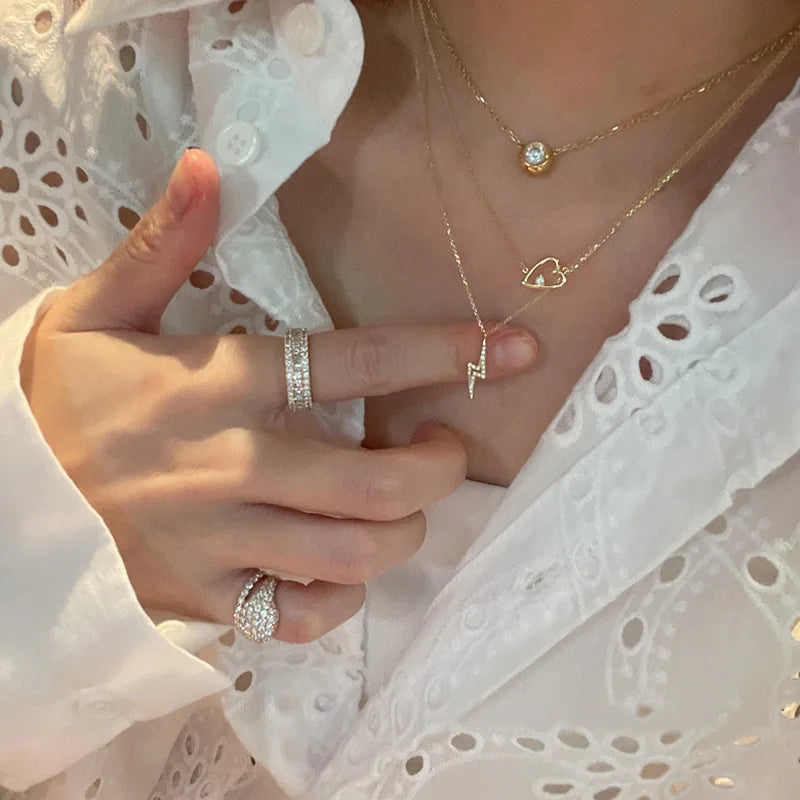 “Electric Soul” – Collar Rayo Plata 925 con Zirconia ⚡ Baño Oro 14K · 44 cm de Poder Sutil