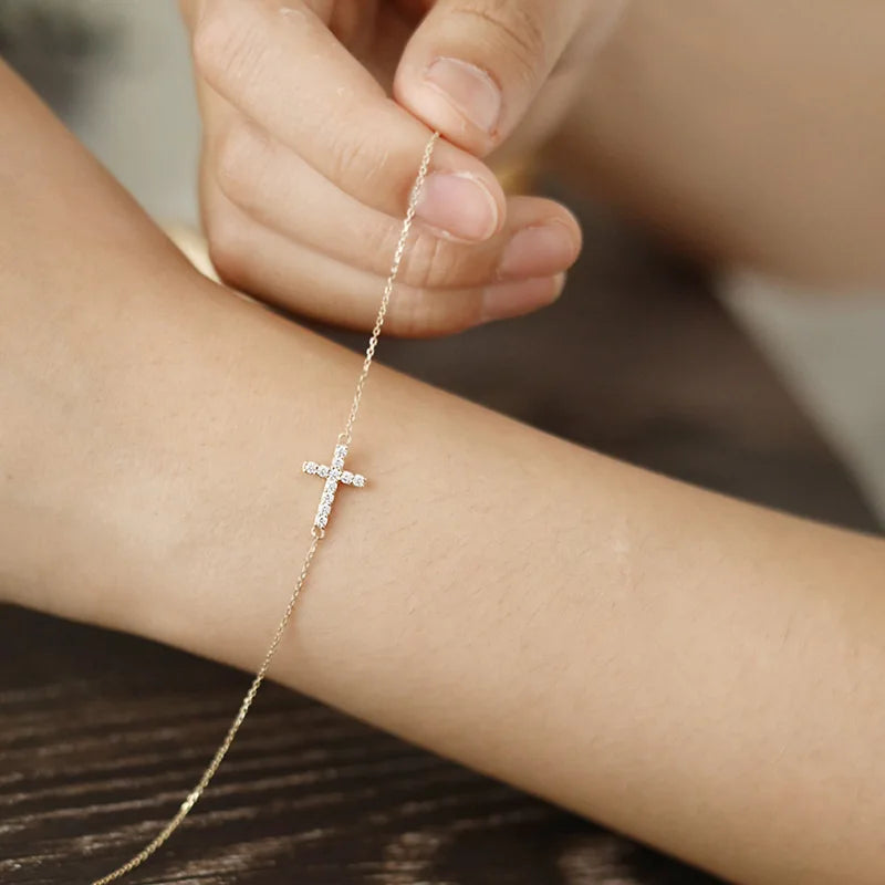 "Divine Cross" ✨ Pulsera Minimal con Cruz de Cristales