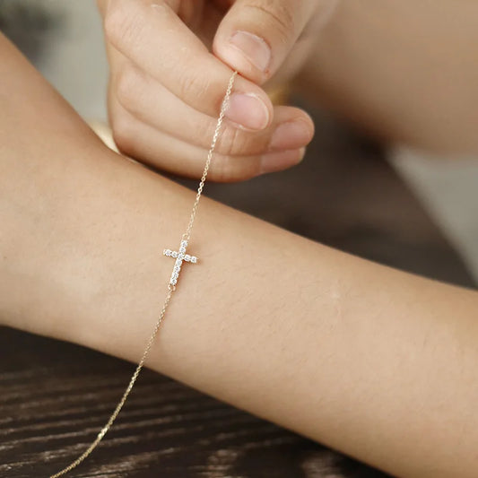 "Divine Cross" ✨ Pulsera Minimal con Cruz de Cristales