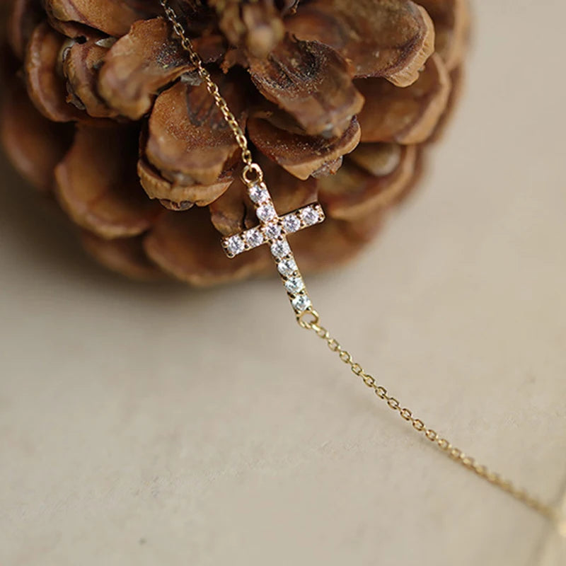 "Divine Cross" ✨ Pulsera Minimal con Cruz de Cristales