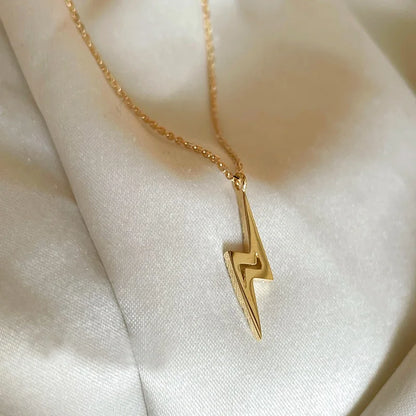 “Electric Soul” – Collar Rayo Plata 925 con Zirconia ⚡ Baño Oro 14K · 44 cm de Poder Sutil