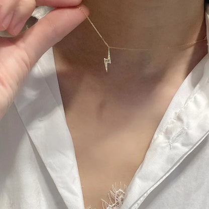 “Electric Soul” – Collar Rayo Plata 925 con Zirconia ⚡ Baño Oro 14K · 44 cm de Poder Sutil