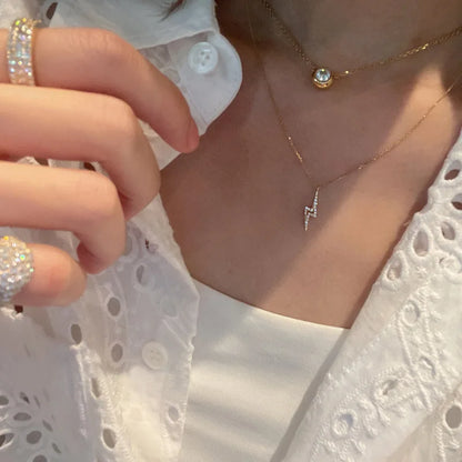 “Electric Soul” – Collar Rayo Plata 925 con Zirconia ⚡ Baño Oro 14K · 44 cm de Poder Sutil