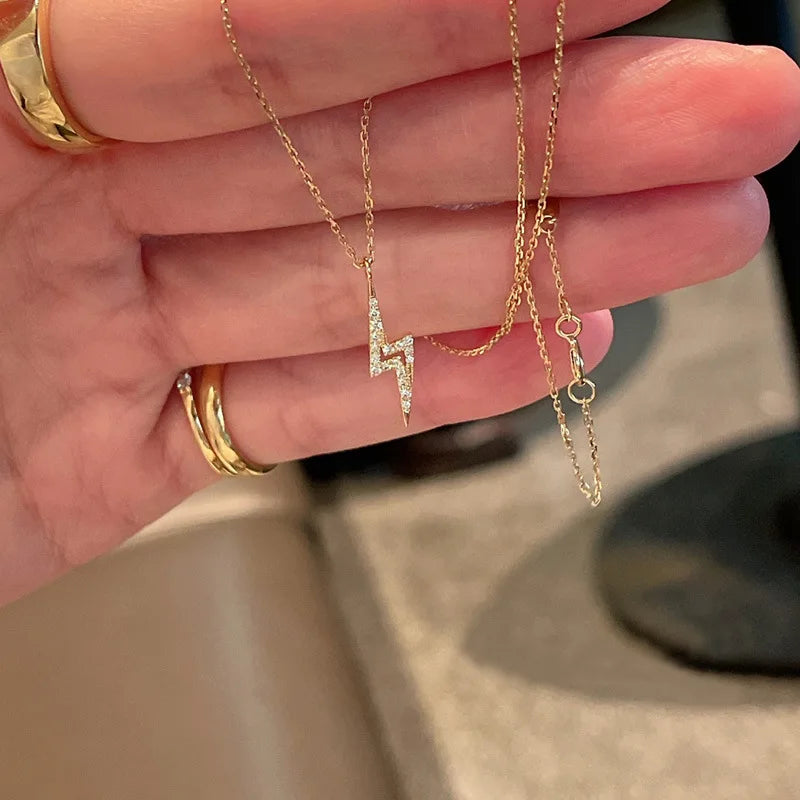 “Electric Soul” – Collar Rayo Plata 925 con Zirconia ⚡ Baño Oro 14K · 44 cm de Poder Sutil