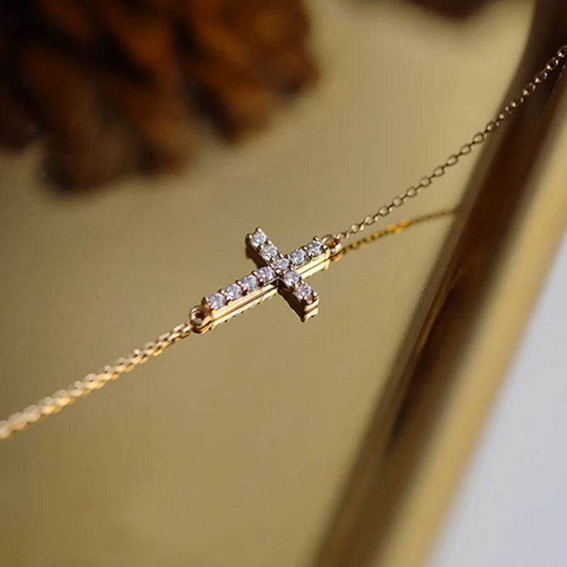 "Divine Cross" ✨ Pulsera Minimal con Cruz de Cristales