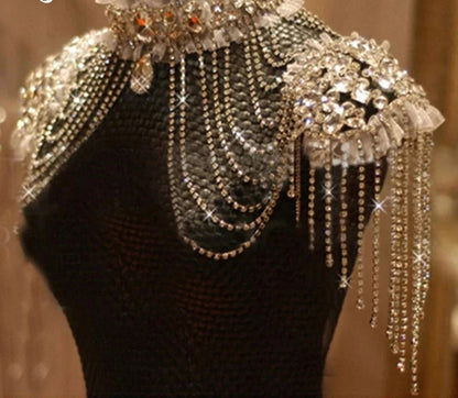 👰✨ Bridal Goddess Tassel Chain – Cadena con Flecos y Cristales para Hombros