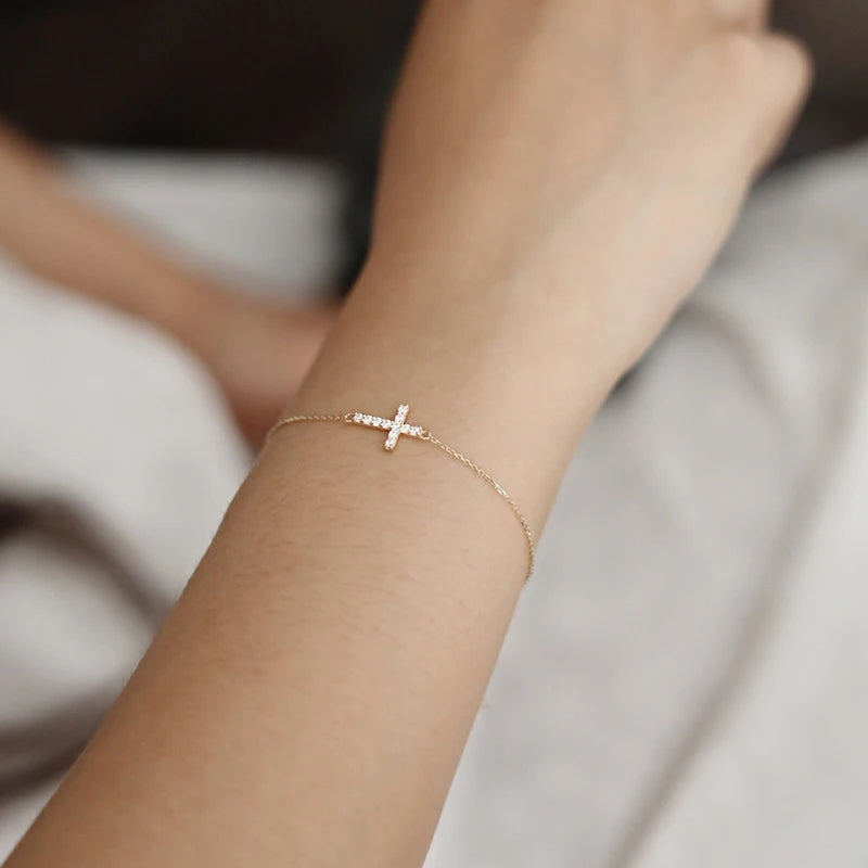"Divine Cross" ✨ Pulsera Minimal con Cruz de Cristales