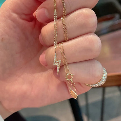 “Electric Soul” – Collar Rayo Plata 925 con Zirconia ⚡ Baño Oro 14K · 44 cm de Poder Sutil