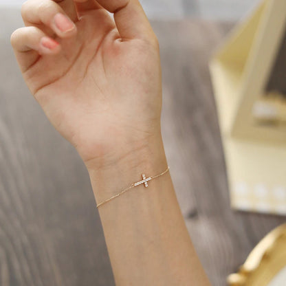 "Divine Cross" ✨ Pulsera Minimal con Cruz de Cristales