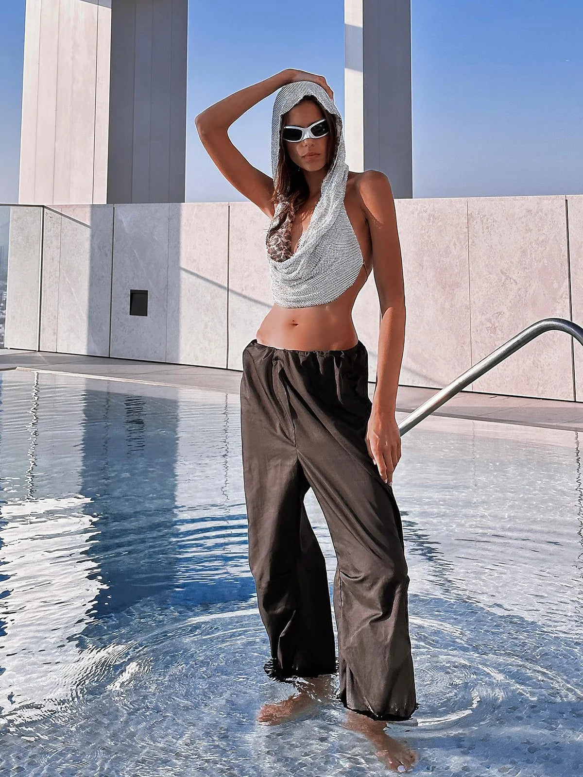 ✨ Crystal Hooded Crop Top – Malla Brillante con Strass