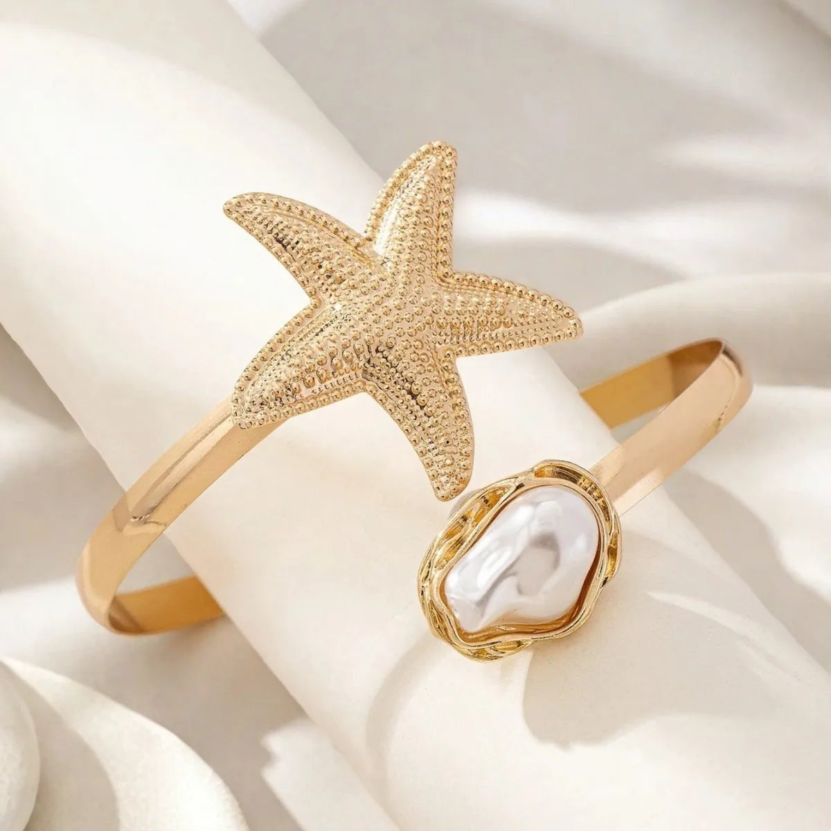 🌸"Golden Bloom" 💛 Brazalete Flor Metalizada Estilo Diosa