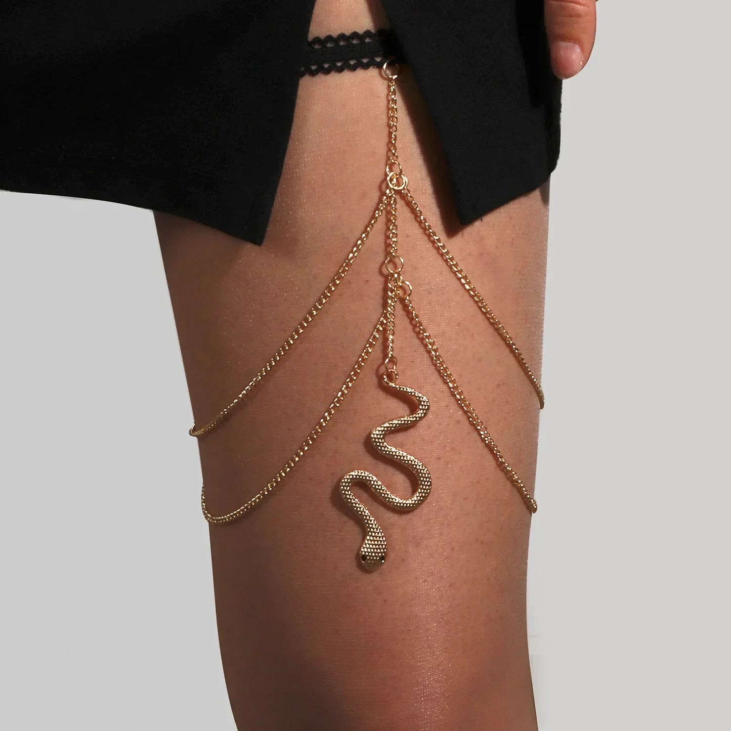 🐍 Boho Snake Thigh Bling – Cadena Pierna Bohemia con Brillos y Abalorios