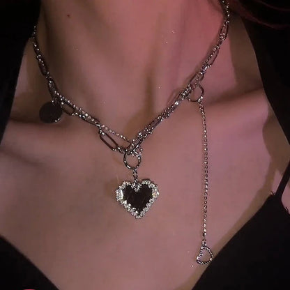 🖤"Razor Love" – Collar Gótico con Corazón de Cristal y Acero Titanio