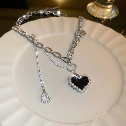 🖤"Razor Love" – Collar Gótico con Corazón de Cristal y Acero Titanio