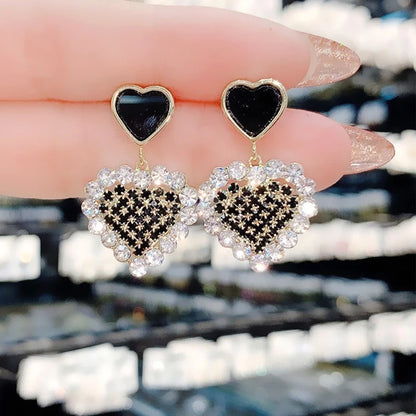 🖤"Razor Love" – Collar Gótico con Corazón de Cristal y Acero Titanio