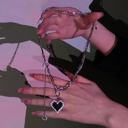 🖤"Razor Love" – Collar Gótico con Corazón de Cristal y Acero Titanio