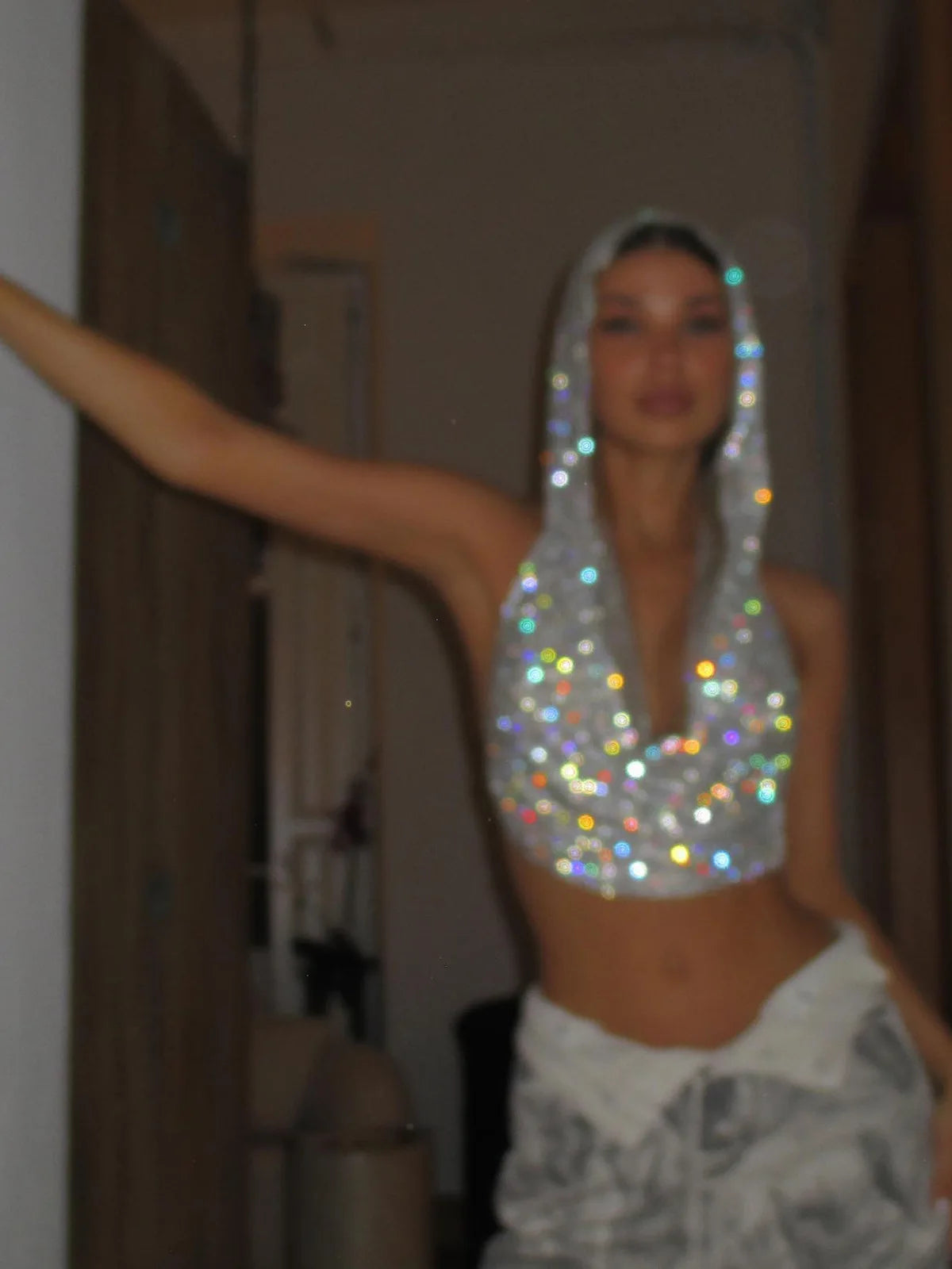 ✨ Crystal Hooded Crop Top – Malla Brillante con Strass