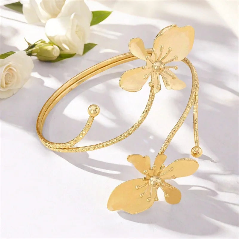 🌸"Golden Bloom" 💛 Brazalete Flor Metalizada Estilo Diosa