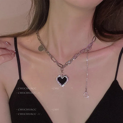🖤"Razor Love" – Collar Gótico con Corazón de Cristal y Acero Titanio