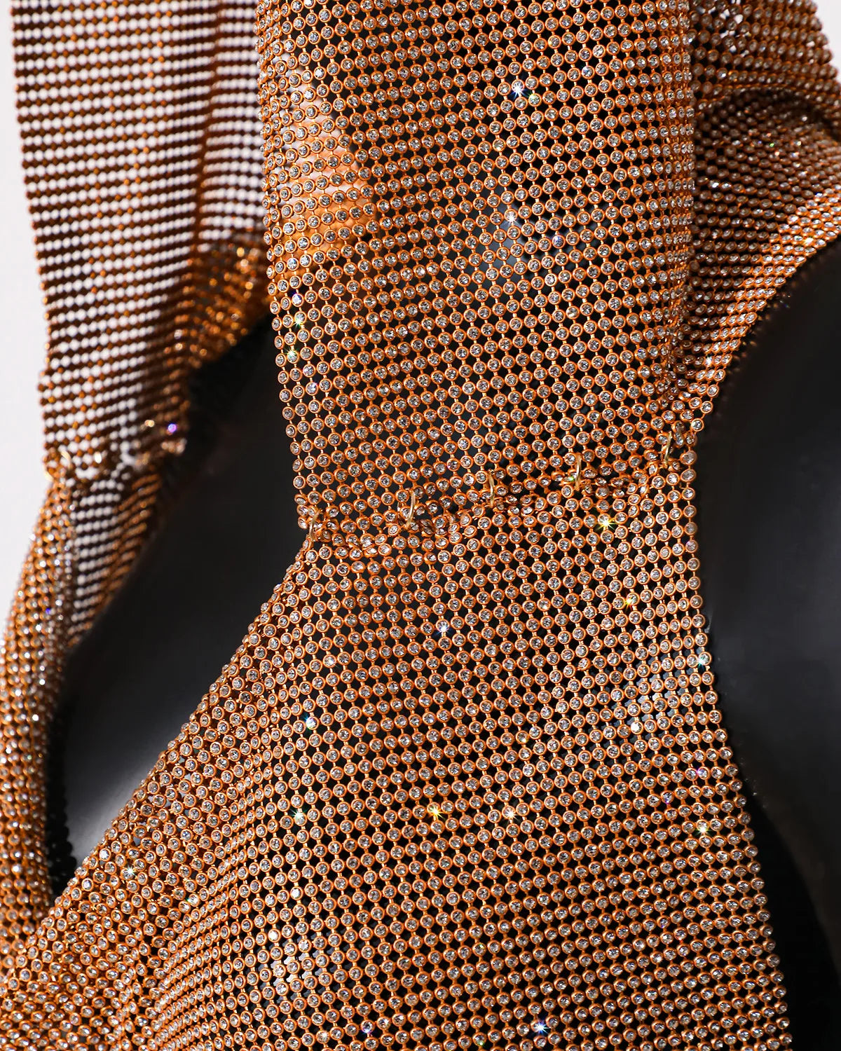 ✨ Crystal Hooded Crop Top – Malla Brillante con Strass