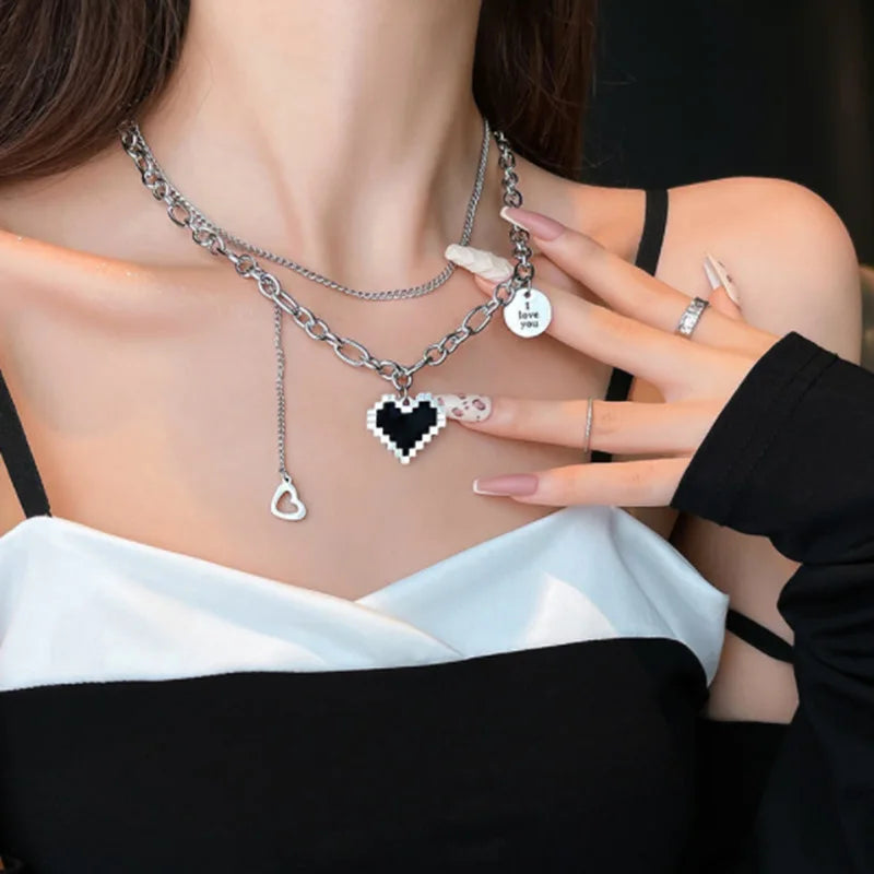 🖤"Razor Love" – Collar Gótico con Corazón de Cristal y Acero Titanio
