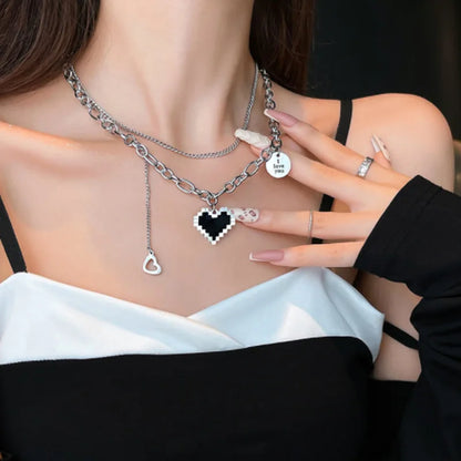 🖤"Razor Love" – Collar Gótico con Corazón de Cristal y Acero Titanio