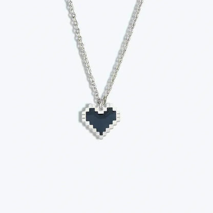 🖤"Razor Love" – Collar Gótico con Corazón de Cristal y Acero Titanio
