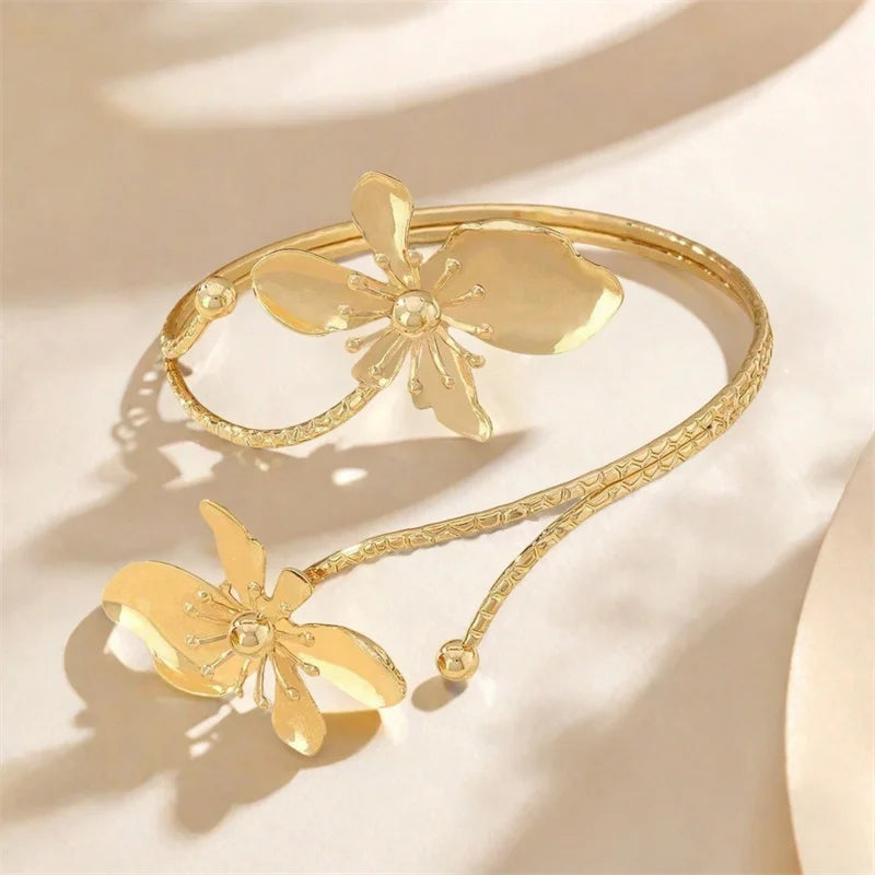 🌸"Golden Bloom" 💛 Brazalete Flor Metalizada Estilo Diosa