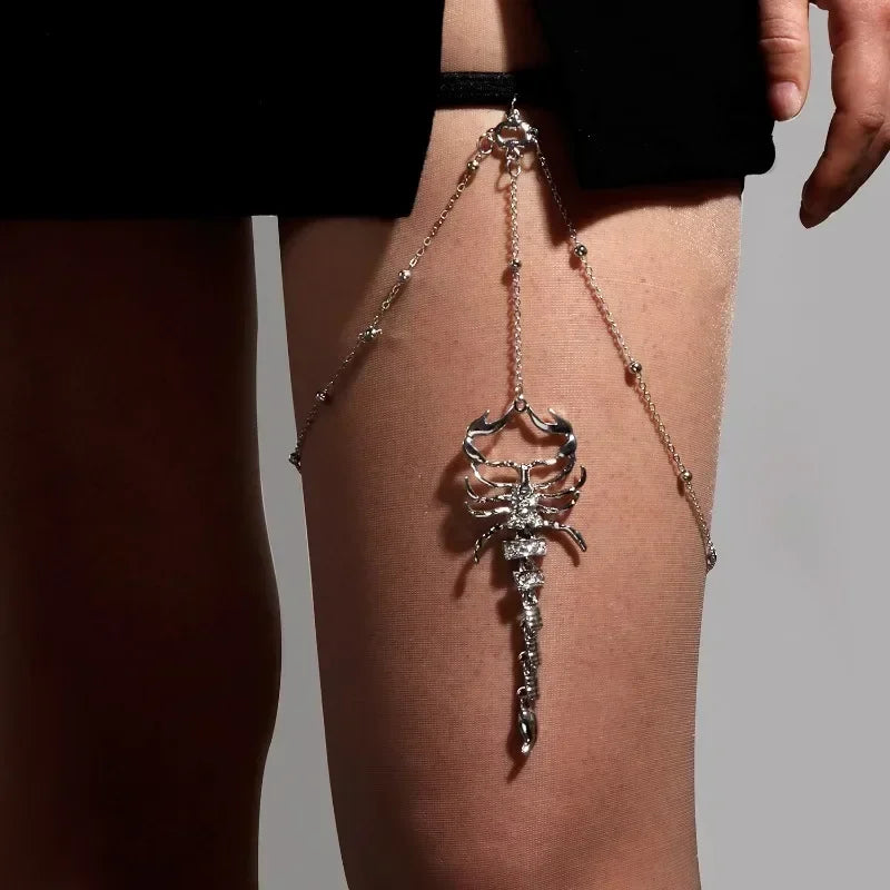 🐍 Boho Snake Thigh Bling – Cadena Pierna Bohemia con Brillos y Abalorios