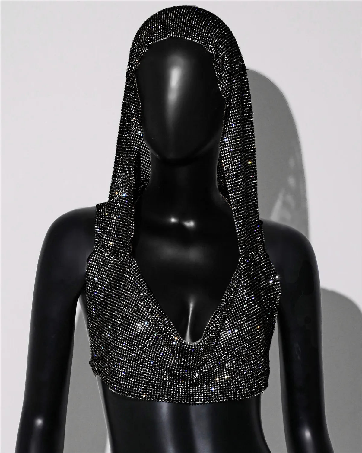 ✨ Crystal Hooded Crop Top – Malla Brillante con Strass
