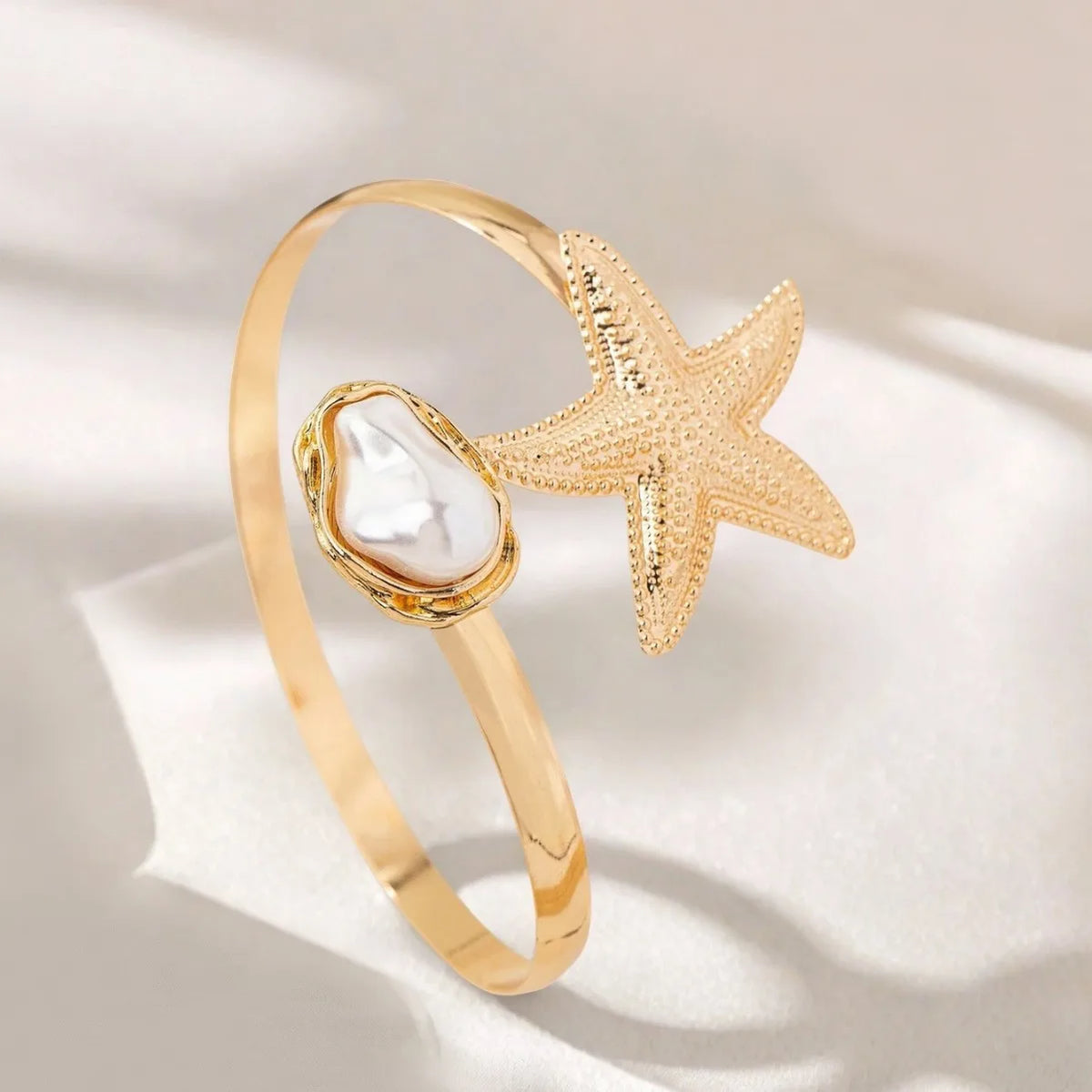 🌸"Golden Bloom" 💛 Brazalete Flor Metalizada Estilo Diosa