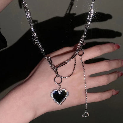 🖤"Razor Love" – Collar Gótico con Corazón de Cristal y Acero Titanio