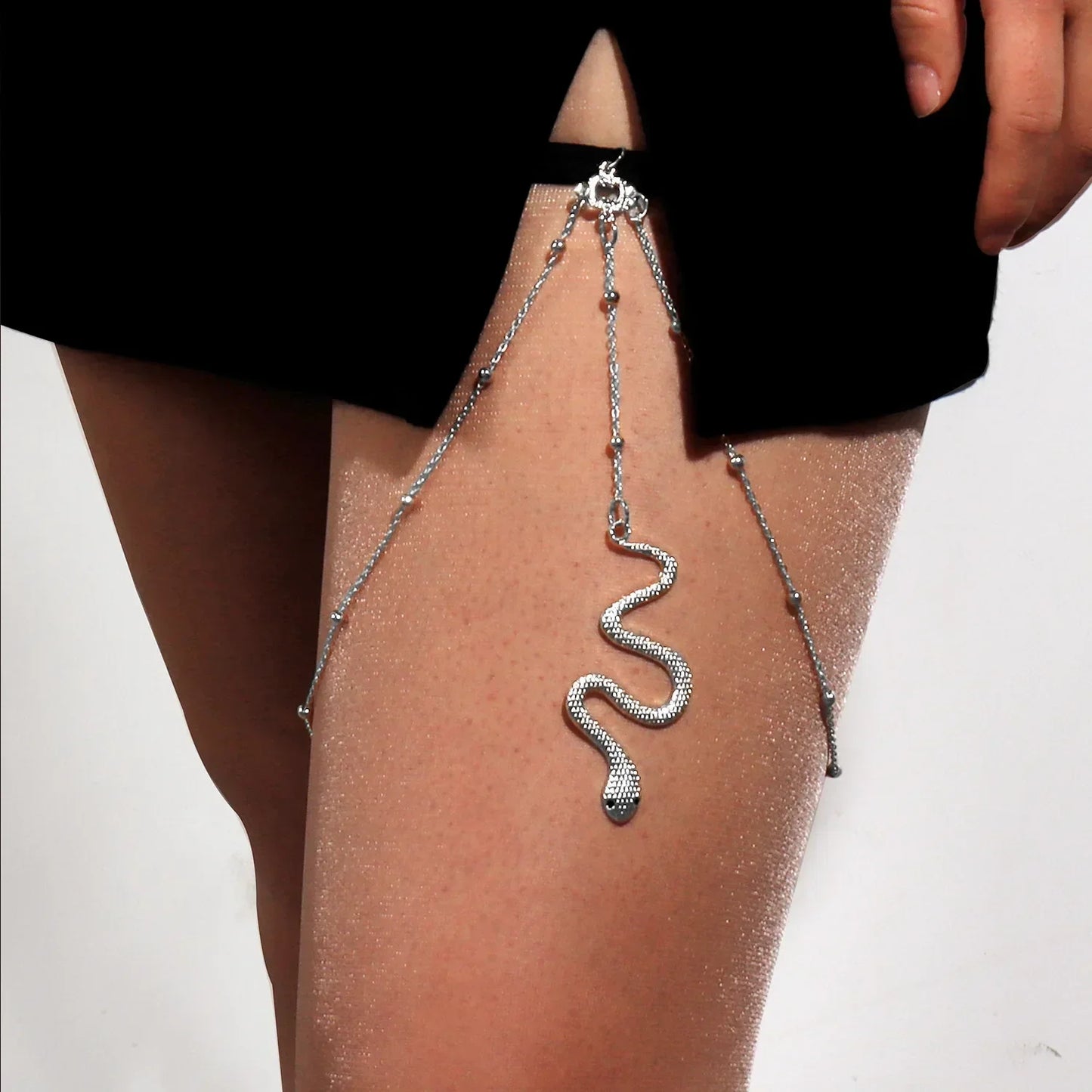 🐍 Boho Snake Thigh Bling – Cadena Pierna Bohemia con Brillos y Abalorios