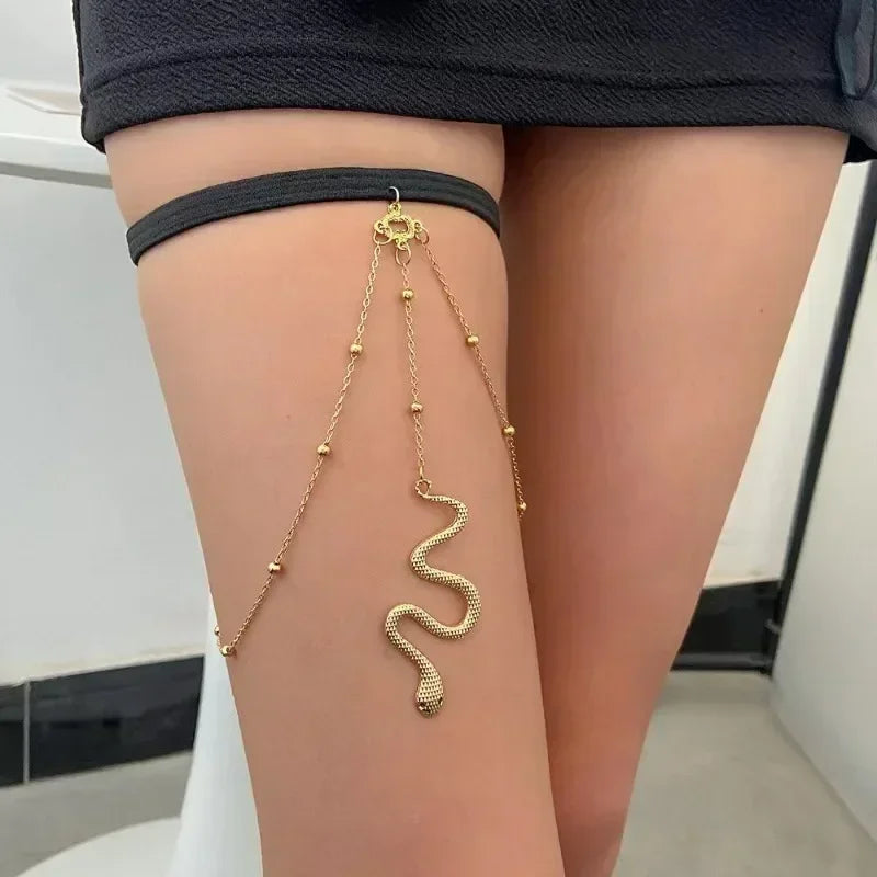 🐍 Boho Snake Thigh Bling – Cadena Pierna Bohemia con Brillos y Abalorios