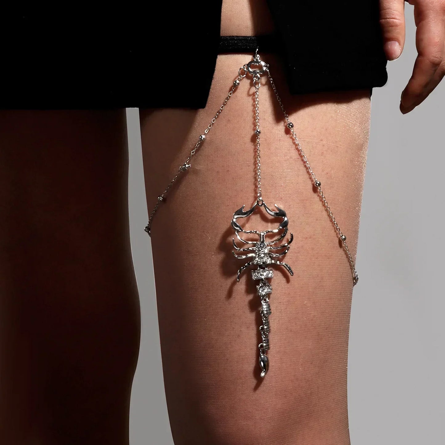 🐍 Boho Snake Thigh Bling – Cadena Pierna Bohemia con Brillos y Abalorios