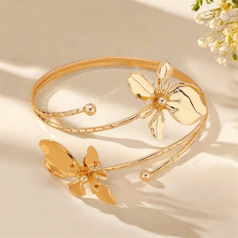 🌸"Golden Bloom" 💛 Brazalete Flor Metalizada Estilo Diosa